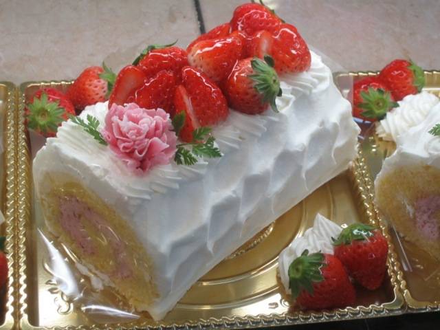 5月１４日は　母の日です♪ 苺クリームのロールケーキ<br>￥２３００（２４８４円）：しあわせ菓子工房 SaCHI
