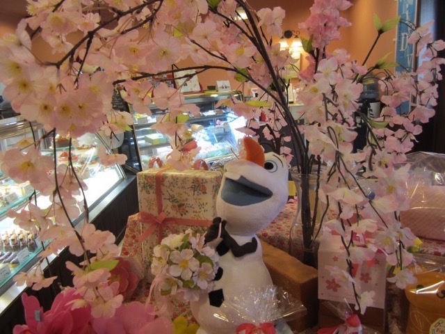 春　さくらギフト♪ オラフも桜にうっとり・・・♪：しあわせ菓子工房 SaCHI